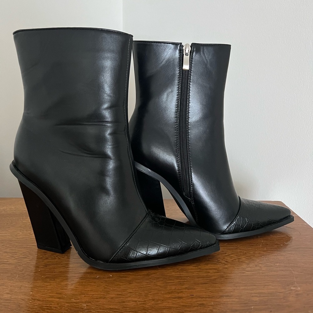 RAID Black Bootie size 9W